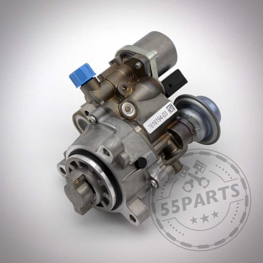 Eine silberne HDP-Hochdruckpumpe, passend für BMW 135i, 1er M Coupé, 335i(x), 130i(x), 330i(x) N53/N54-Motoren, mit grau hinterlegten Anschlüssen und dezentem 55Parts-Wasserzeichen.