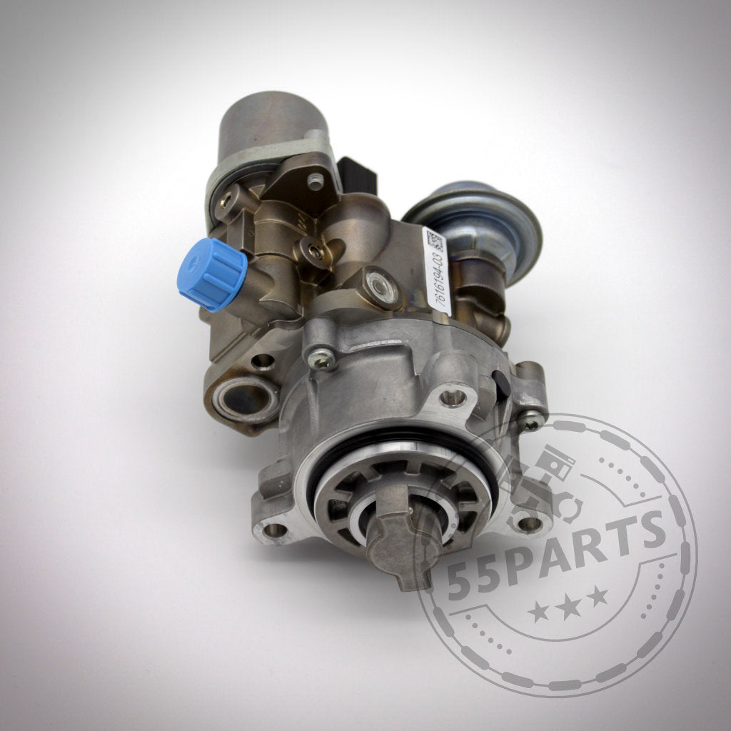 Nahaufnahme einer metallischen 55Parts HDP Hochdruckpumpe mit blauer Kappe, abgewinkelt auf weißem Hintergrund, passend für BMW 135i, 1er M Coupé, 335i(x), 130i(x), 330i(x) und N53/N54 Motoren.