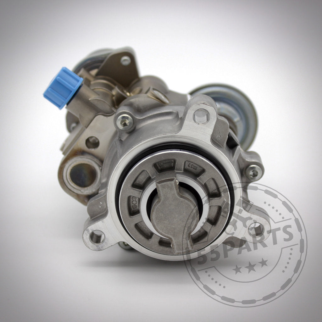Nahaufnahme einer metallischen 55Parts HDP Hochdruckpumpe passend für BMW 135i, 1er M Coupé, 335i(x), 130i(x), 330i(x) N53/N54 Motoren, mit blauer Kunststoffkappe und von vorne gezeigt.