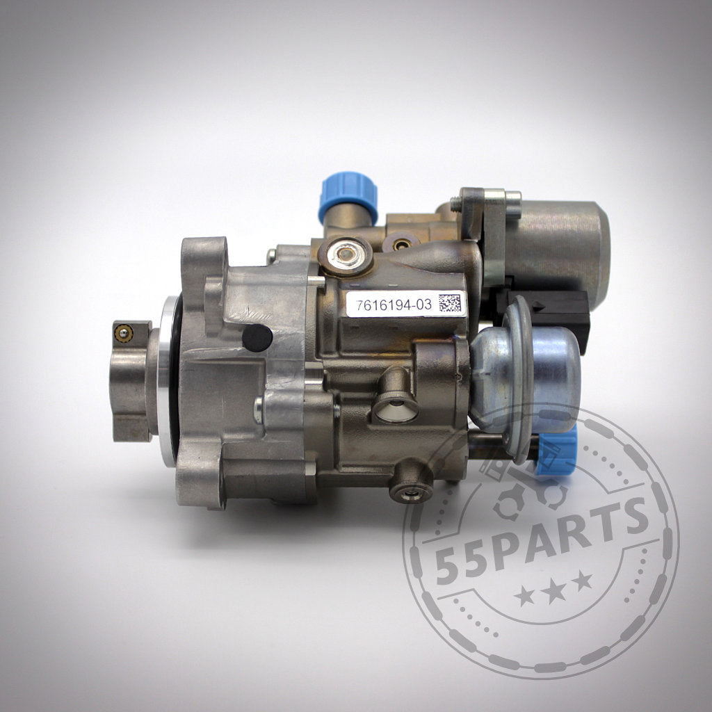 Die silberne HDP Hochdruckpumpe verfügt über blaue und graue Anschlüsse und ist kompatibel mit den BMW-Modellen 135i, 1er M Coupé, 335i(x), 130i(x), 330i(x) mit N53- und N54-Motoren, abgebildet auf einem einfarbigen Hintergrund.