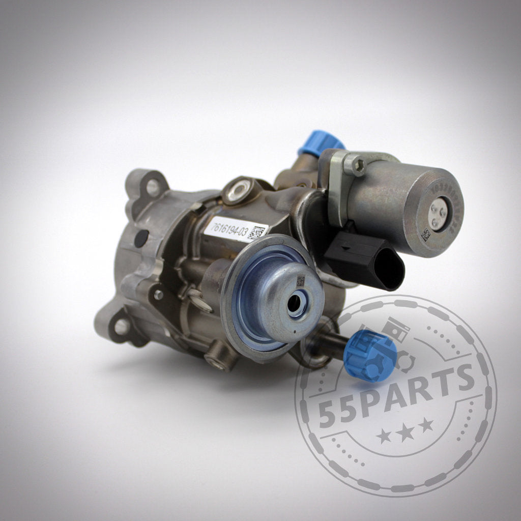 Nahaufnahme einer 55Parts HDP Hochdruckpumpe passend für BMW 135i, 1er M Coupé, 335i(x), 130i(x), 330i(x), N53, N54 vor einem hellgrauen Hintergrund mit einem dezenten 55Parts-Wasserzeichen.