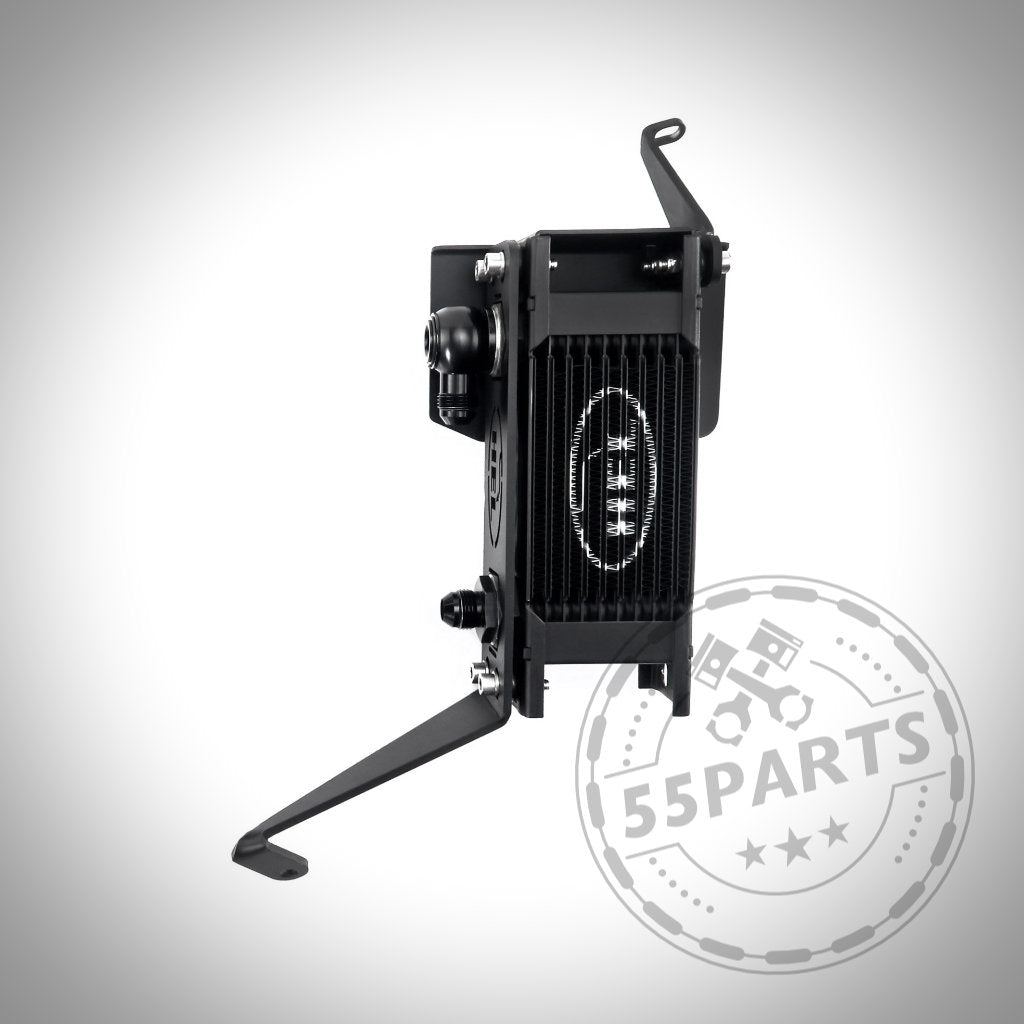 Das 55Parts-Special: HEL Performance Plug and Play Differential-Kühlungskit Hinterachse für GR Yaris von HEL Performance, abgebildet mit Montagehalterungen auf weißem Hintergrund und einem 55Parts-Logo-Wasserzeichen.