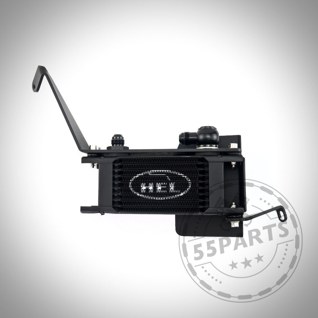 HEL Performance 55Parts Spezial-Plug-and-Play-Differential-Kühlungskit Hinterachse für GR Yaris, abgebildet in Schwarz mit Montagehalterungen auf weißem Hintergrund; entwickelt für Toyota GR Yaris, um optimale Antriebsstrangleistung zu gewährleisten.