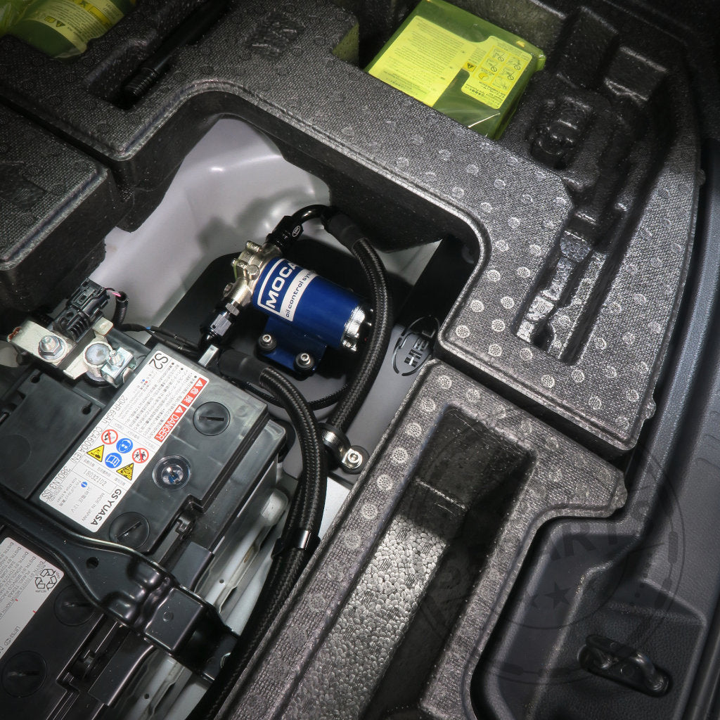 Der Kofferraum eines Toyota Yaris GR wird mit dem HEL Performance Plug and Play Differential-Kühlungskit Hinterachse, Verkabelung, Batterie und blauem HKS-Gerät in geformten Schaumstoffschalen gezeigt – und rückt so die fortschrittlichen Antriebsstrangkomponenten Special in den Mittelpunkt.