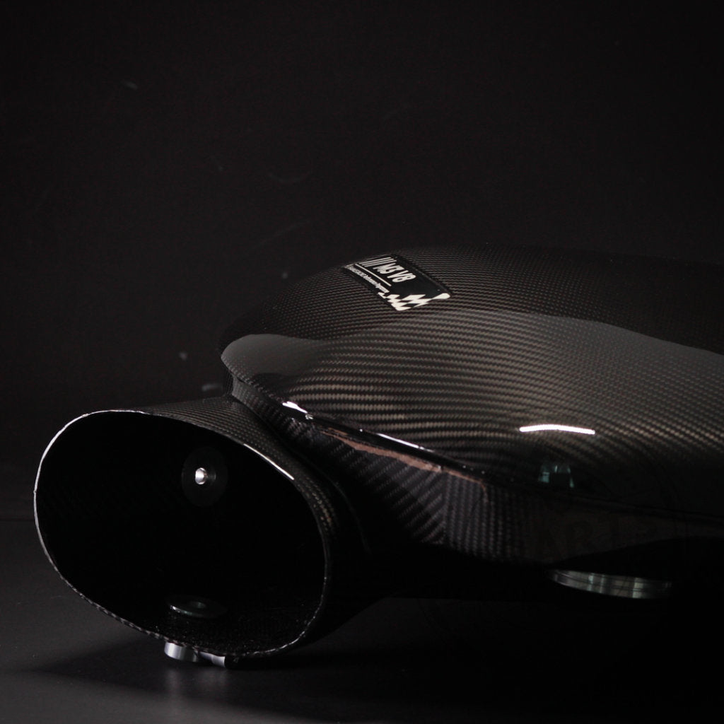 Nahaufnahme des 55Parts-Specials: Haimus Racing Carbon-Luftsammler passend für BMW E9x M3 mit glänzender Oberfläche und dem 55Parts-Markenlogo vor dunklem Hintergrund.