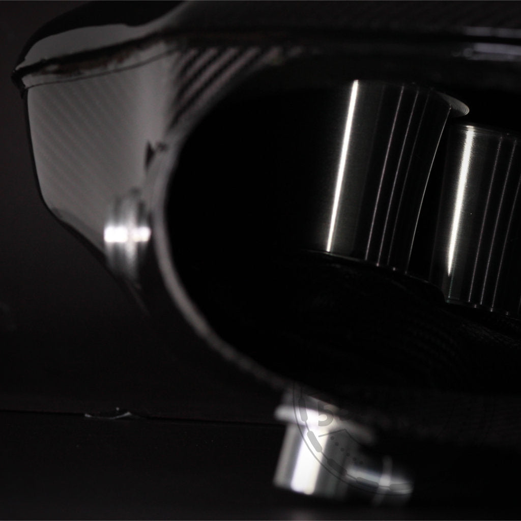 Nahaufnahme des 55Parts-Specials: Haimus Racing Carbon-Luftsammler passend für BMW E9x M3, mit metallischen Innenraumdetails, entworfen für den S65 V8 und präsentiert vor einem dunklen Hintergrund.