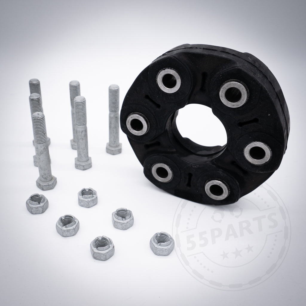 Die 55Parts Hardyscheibe inkl. Einbaumaterial, passend für BMW 135i, 1er M Coupe und 335i N54/N55, kommt mit sechs Schrauben und sechs Muttern auf weißem Hintergrund und überzeugt mit OEM-Qualität für Schwungrad-Performance.