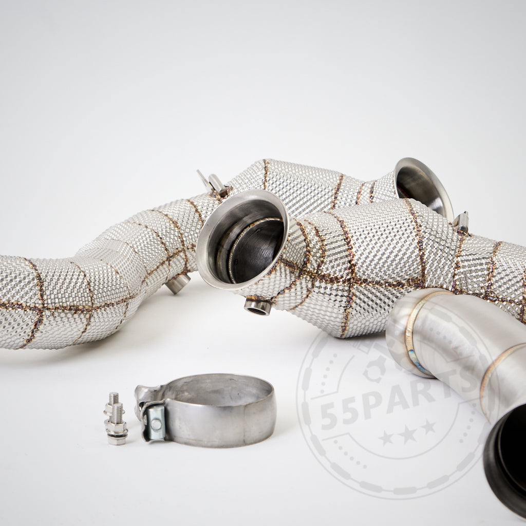 High Flow 3,5" Downpipes (ohne Kat oder 200 Zellen) für Mercedes Benz AMG C63(S) W205 M177, zusammen mit Rohren und Klemmen, abgebildet in Silbermetallic-Finish auf schlichtem weißem Hintergrund.