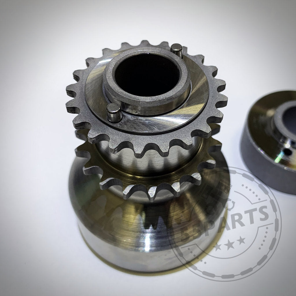 Nahaufnahme der exklusiven einteiligen Kurbelwellensicherung von Insane Performance 55Parts passend für BMW M2 Competition, M3, M4 S55 + N55 + 135i, 335i, N54 auf weißem Hintergrund mit einem teilweisen Logo-Wasserzeichen.