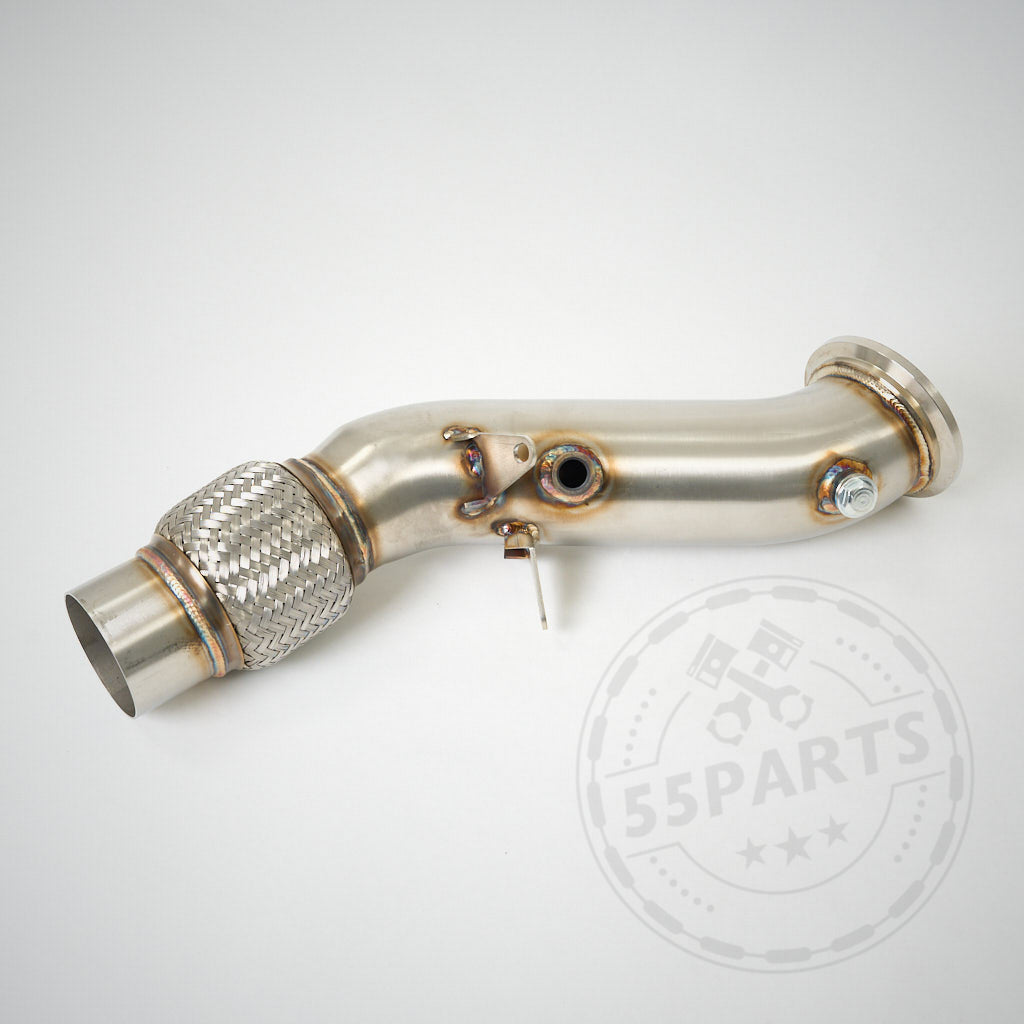 Die 55Parts Catless-Downpipe B48 für die BMW F-Serie verfügt über ein strömungsoptimiertes Edelstahldesign mit geflochtenem Flexabschnitt und Sensoranschlüssen, abgebildet auf weißem Hintergrund. Passend für 120/125i, 220/230i, 320/330i(x), 420/430i(x), 630i und 730i.