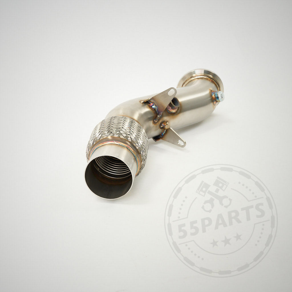 Die 55Parts Catless katlose Downpipe B48 aus Edelstahl mit flexiblem Abschnitt, geeignet passend für BMW 120/125i, 220/230i, 320/330i(x), 420/430i(x), 630i und 730i F-Serie, präsentiert vor hellem Hintergrund.