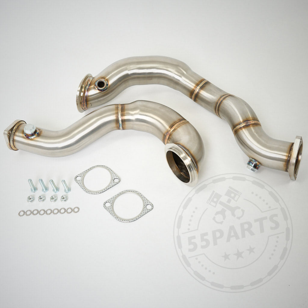 Zwei Catless 3" Downpipes für N54-Motor, kompatibel mit BMW E92/E90/E91 335i X-Drive (Allrad), einschließlich Dichtungen, Schrauben, Muttern und Unterlegscheiben, werden auf einem hellen Hintergrund angezeigt.