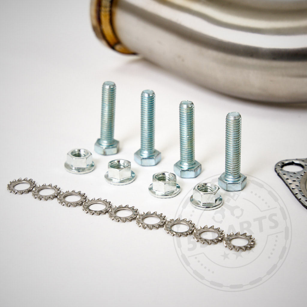 Vier Schrauben, vier Muttern und acht Sicherungsscheiben auf einer weißen Oberfläche mit einem 55Parts Catless katlose 3" Downpipe passend für BMW E92, E90, E91 335i X-Drive Allrad (N54-Motor) im Hintergrund – perfekt für Turbomotoren.