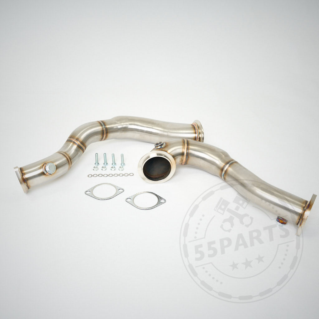Die 55Parts Catless katlose 3" Downpipes passen auf N54-Motoren des BMW E92, E90, E91 335i X-Drive Allrad. Edelstahl-Kit inklusive Schrauben und Dichtungen – ideal für Turbomotoren, auf hellem Hintergrund dargestellt.