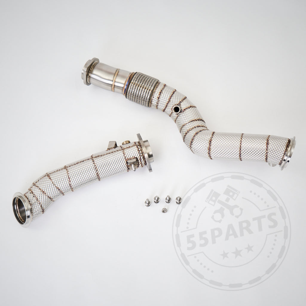 Zwei Katlose-Downpipes, kompatibel mit BMW G80 M3/G82 M4 S58, abgebildet mit Gitterabdeckungen und sechs kleinen Muttern – optionale Wärmedämmung. Ideal für den FBO-Einbau oder als Downpipe-Komponente. Mit 55Parts-Logo-Wasserzeichen.