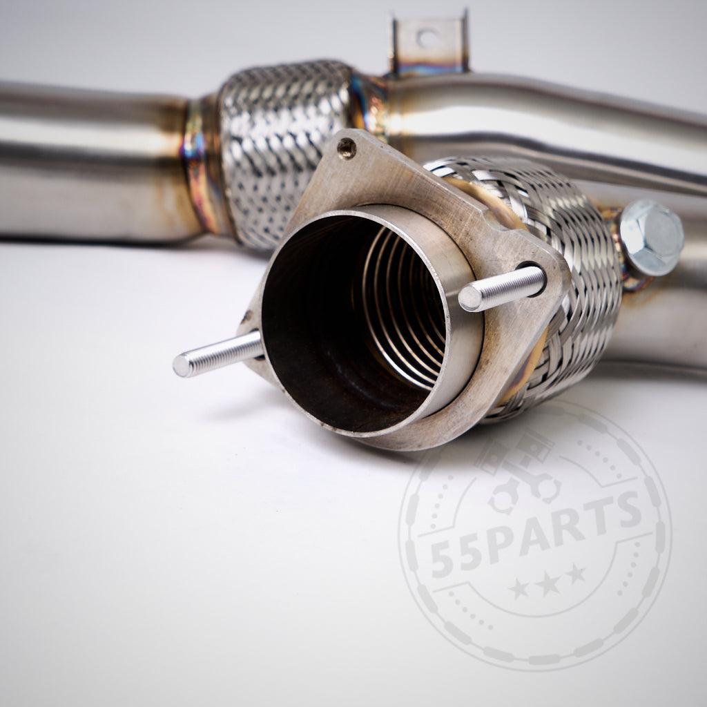 Nahaufnahme einer Catless-Katlose-Downpipe passend für BMW M2 Competition, M3, M4 S55. Sie zeigt ein Metallrohr mit Flansch und Schrauben auf weißem Hintergrund; daneben ist das 55Parts-Logo eingeprägt.