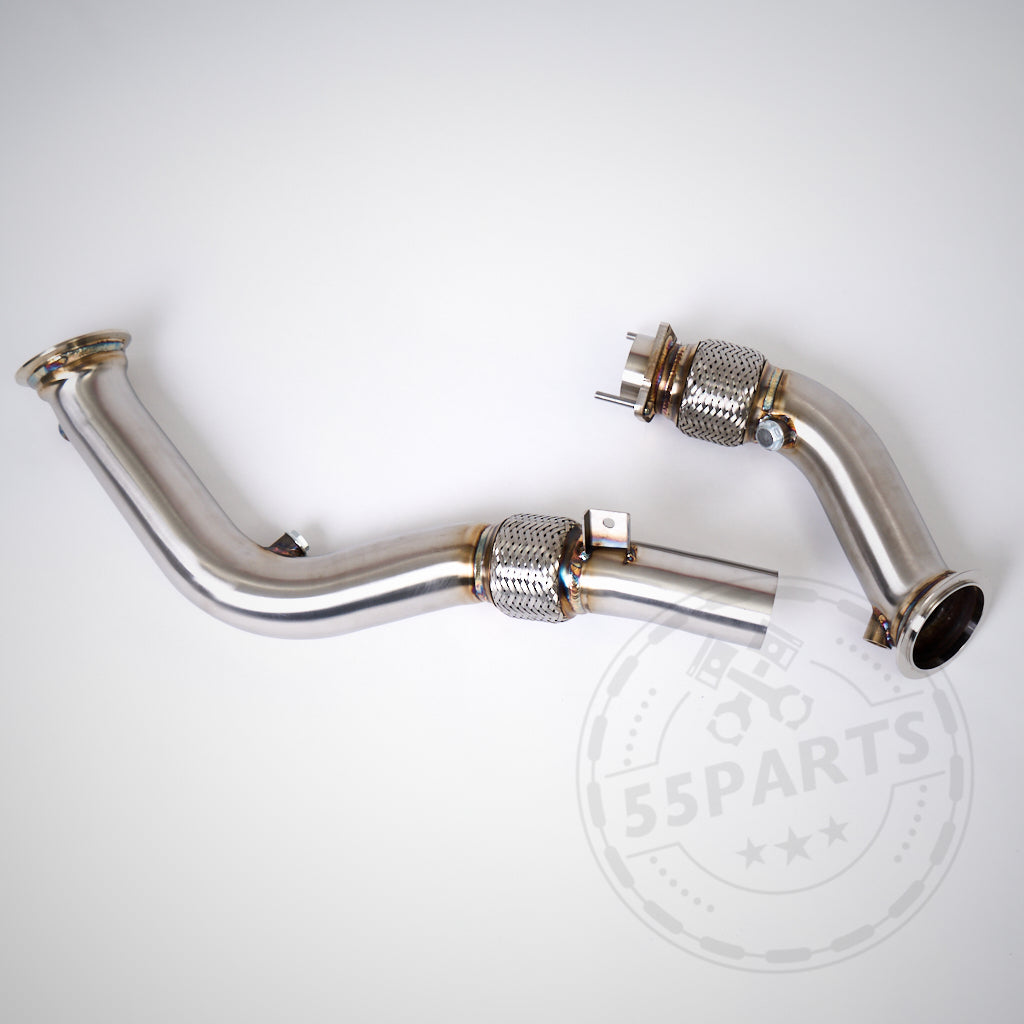 Ein Paar 55Parts Catless-Downpipes passend für BMW M2 Competition, M3 und M4 S55, abgebildet auf weißem Hintergrund mit dezentem 55Parts-Logo-Wasserzeichen. Ideal für FBO-Setups und optimiertes Ladedruckmanagement.