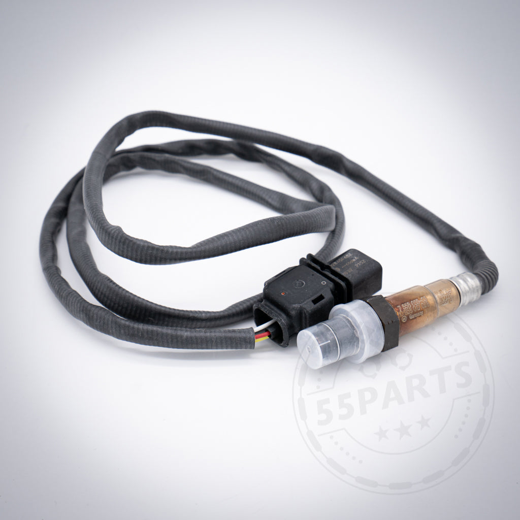 Lambdasonde(n) Regelsonde(n) passend für BMW 135i, 1er M Coupe, 335i(x) N54 mit schwarzer Verkabelung und Stecker, auf weißem Hintergrund mit dezentem Wasserzeichen.