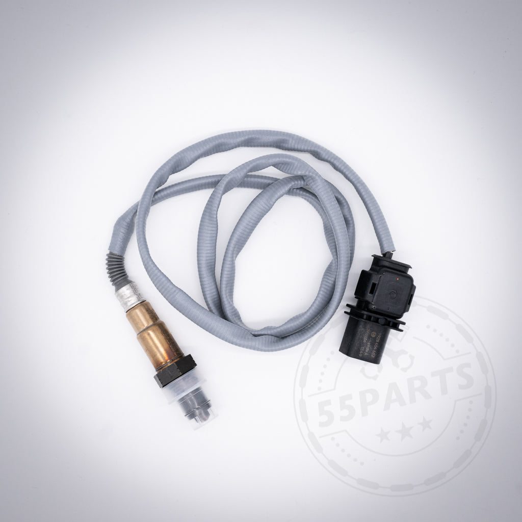 Lambdasonde Regelsonde mit Kabel und Stecker, passend für BMW 135i, 1er M Coupe, 335i(x) N54, auf weißem Hintergrund gerollt – für präzise Motorüberwachung.