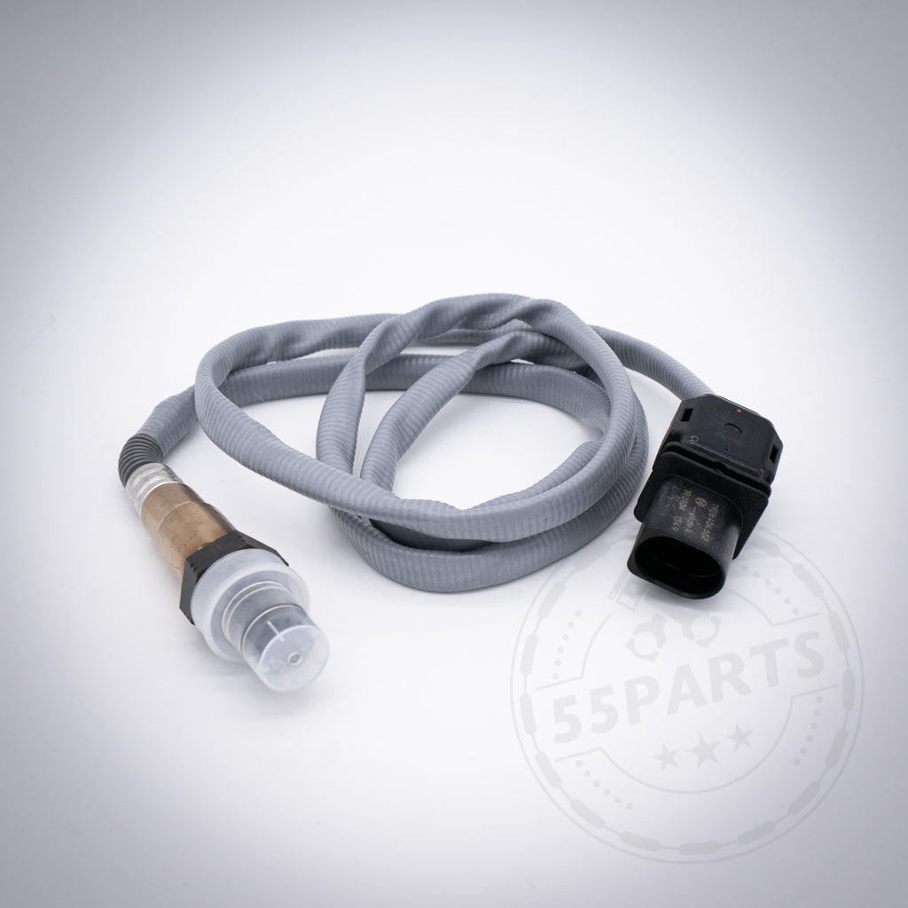 Graue 55Parts Lambdasonde(n) Regelsonde(n) mit Stecker, auf weißer Fläche aufgewickelt, passend für BMW 135i, 1er M Coupé, und 335i(x) N54 Anwendungen.
