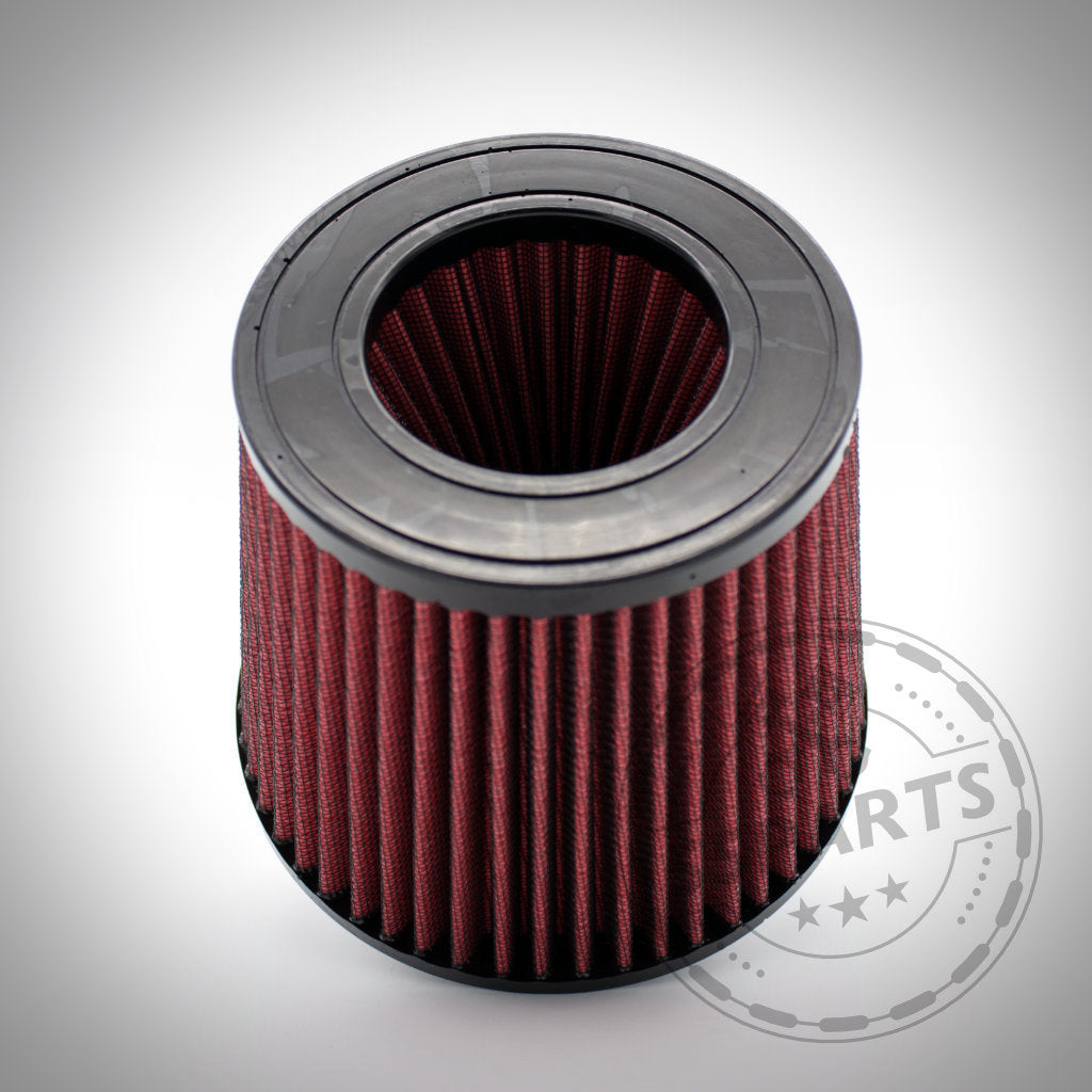 Zylindrischer rot-schwarzer 55Parts Offene Luftfilter/Dual Cone Intake passend für BMW 135i, 1er M Coupé, 335i(x) N54, von oben auf weißem Hintergrund betrachtet.