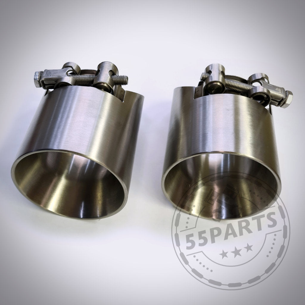 Zwei 55Parts Special Endrohrblenden für F20/F21 M135i liegen mit Klemmen auf hellem Hintergrund, passend für die Abgasanlage.