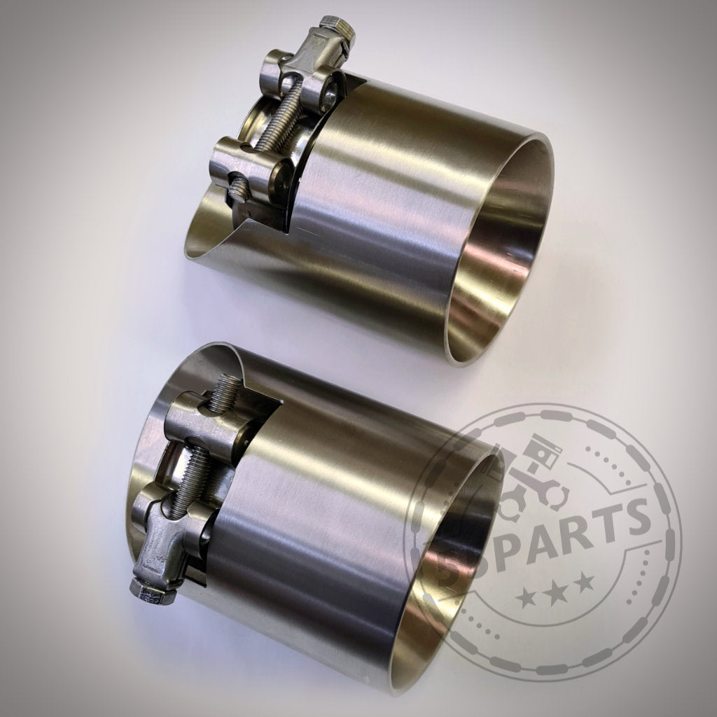 Zwei 55Parts Endrohrblenden passend für F20, F21 M135i, abgebildet mit Schrauben auf weißem Hintergrund und einem Parts-Wasserzeichen – perfekt zur Sicherung Ihrer Abgasanlage.