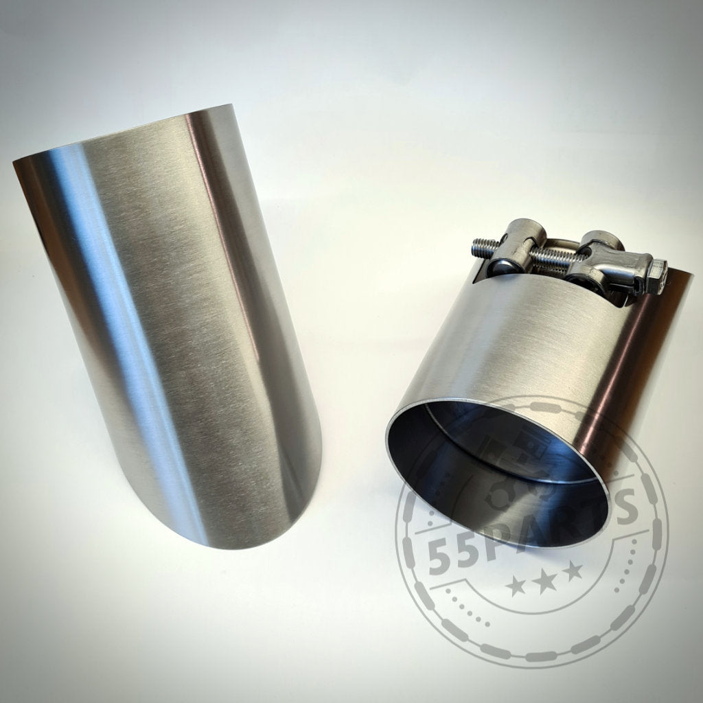 Zwei 55Parts Spezial-Endrohrblenden passend für F20, F21 M135i, davon eine mit Klemme und Schrauben, abgebildet auf weißem Hintergrund.