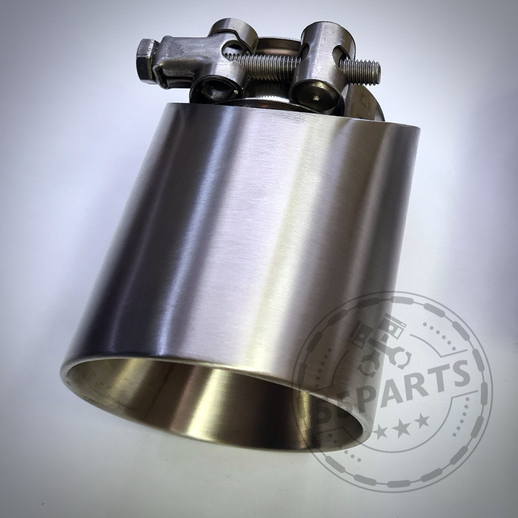 55Parts Special: Endrohrblenden passend für F20/F21 M140i B58 Auspuffblende mit Klemme auf weißem Hintergrund, mit dem 55Parts-Wasserzeichen.