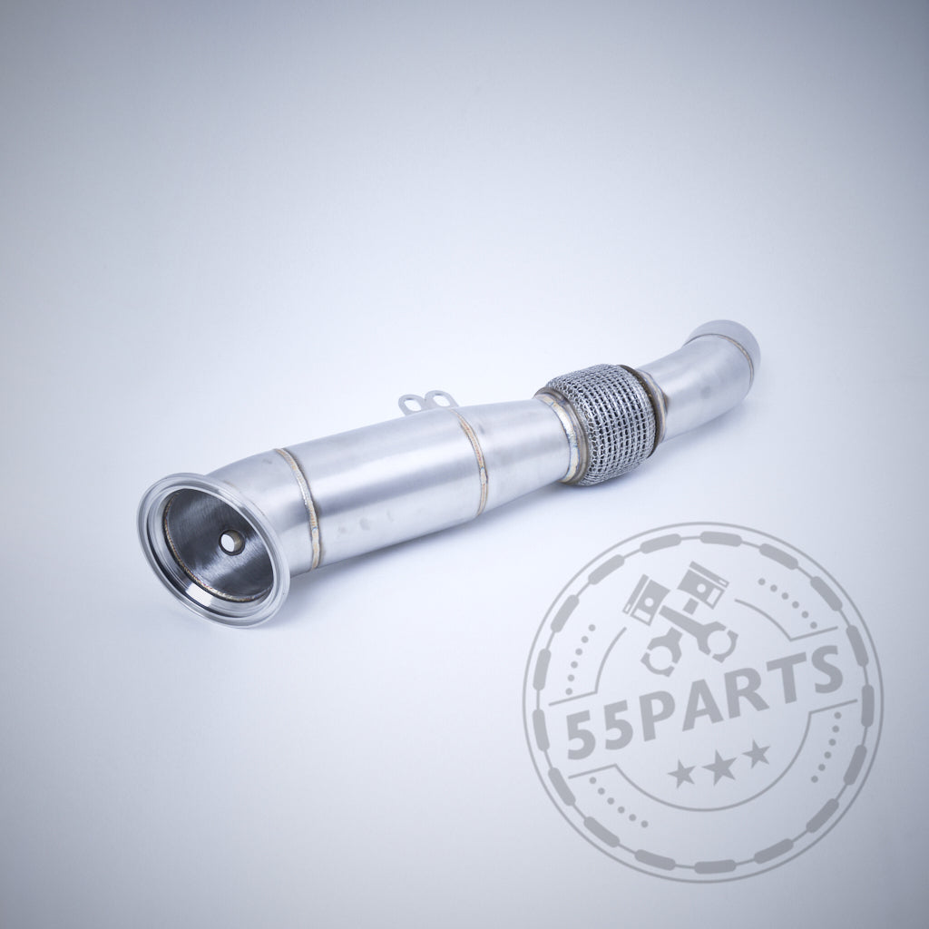 Eine Katlose Catless Downpipe B58 passend für BMW M140i, 240i, 340i, 440i, 540i, 640i, 740i, X3 & X4 F/G Series wird in Edelstahl mit einem 55Parts-Logo-Wasserzeichen auf hellgrauem Hintergrund angezeigt.