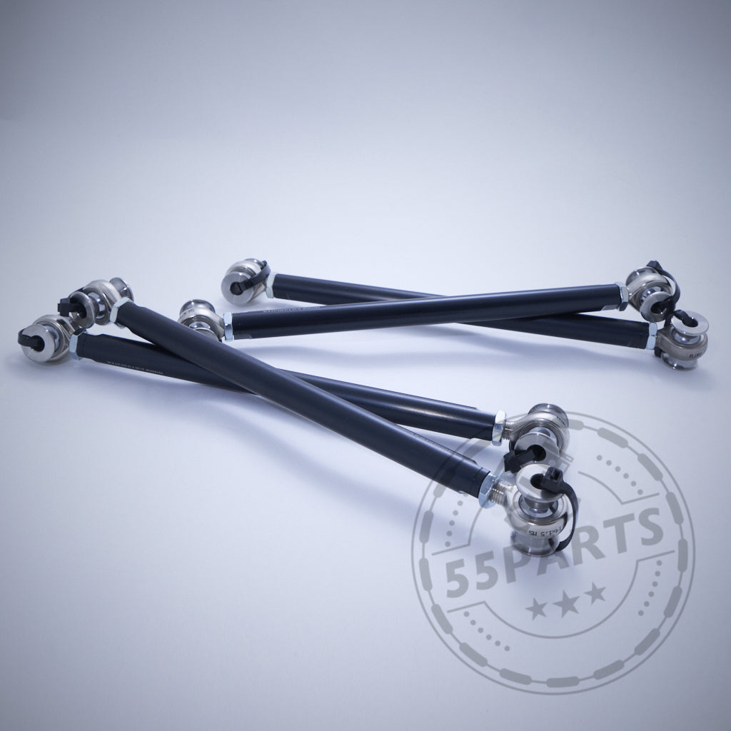 Auf einer hellen Oberfläche sind vier schwarze GT4 Uniball Spurlenker-Querlenker aus Metall von BMW Motorsport abgebildet, entworfen passend für BMW F8x/F8x M2, M2c, M3, M4 und G8x M2, M3, M4; Wasserzeichen vorhanden.