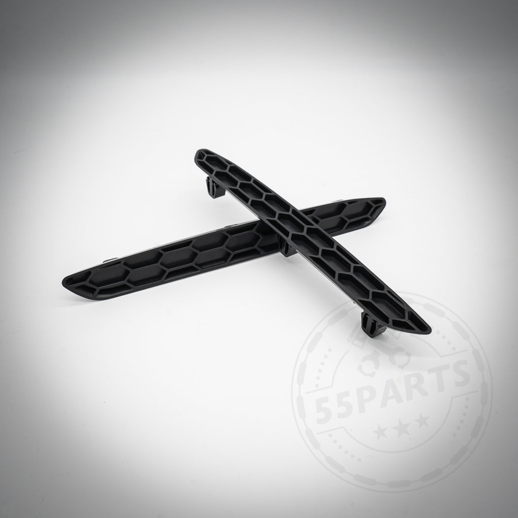 Werten Sie Ihren BMW F87 M2(c) mit den 55Parts Reflektoren Einsätze Ersatz Honey Comb-Kühlergrilleinsätzen auf – zwei schwarze Kunststoffteile im Wabenstil, ideal zum Aufwerten der Optik Ihres Autos.