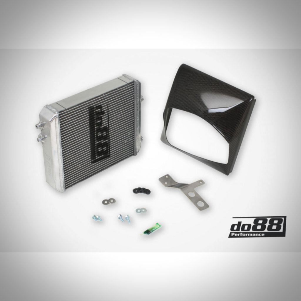 Do88 Zusatzwasserkühler Rennsport Kit passend für BMW F87 M2: Enthält Kühler, Abdeckung, Halterungen und Montagezubehör auf weißem Hintergrund mit sichtbarem do88 Logo.