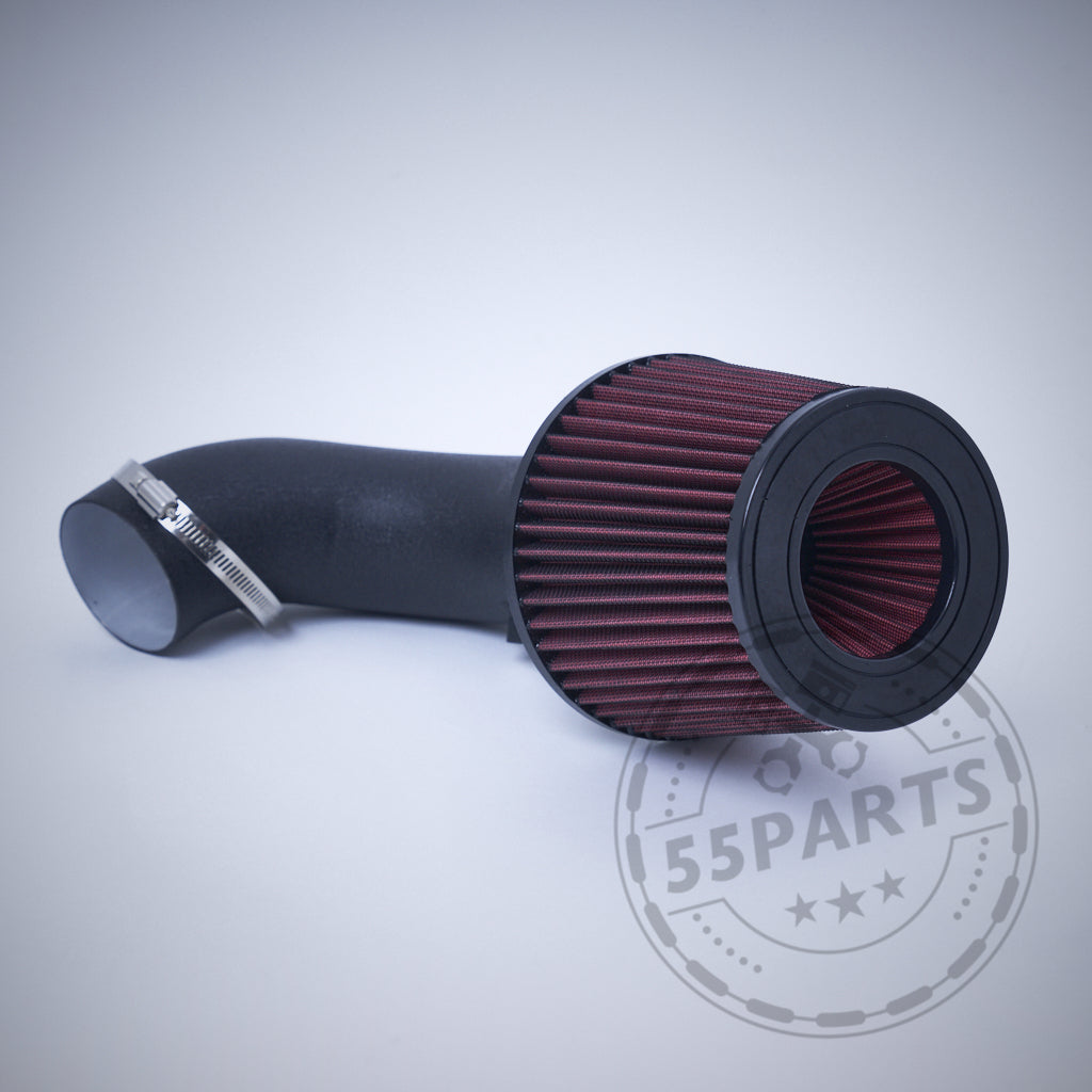 Eine rot-schwarze Offene Ansaugung Dual Cone Intake, passend für BMW M2 Competition, M3, M4 S55, mit Klemme – ideal für FBO-Setups – auf hellgrauem Hintergrund dargestellt.