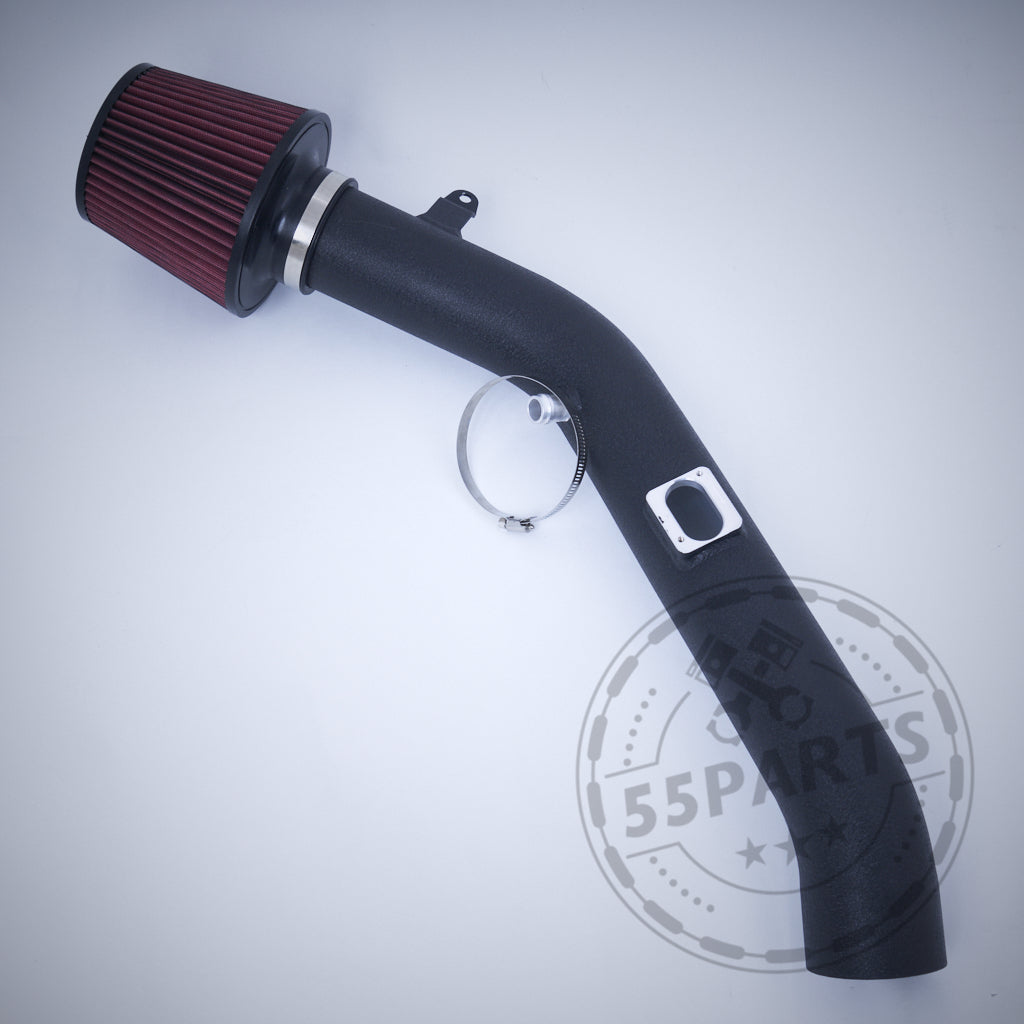 Die 55Parts Offene Ansaugung Dual Cone Intake, passend für BMW M2 Competition, M3, M4 S55, mit roten Kegelfiltern und Befestigungsklemme auf hellgrauem Hintergrund – ideal für FBO-Setups oder diejenigen, die eine offene Ansaugung wünschen.