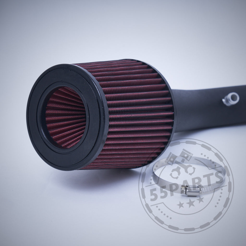 Die 55Parts Offene Ansaugung Dual Cone Intake verfügt über rote Falten, ein schwarzes Ansaugrohr und eine Schlauchschelle – perfekt für FBO-Setups – passend für BMW M2 Competition, M3 und M4 S55.