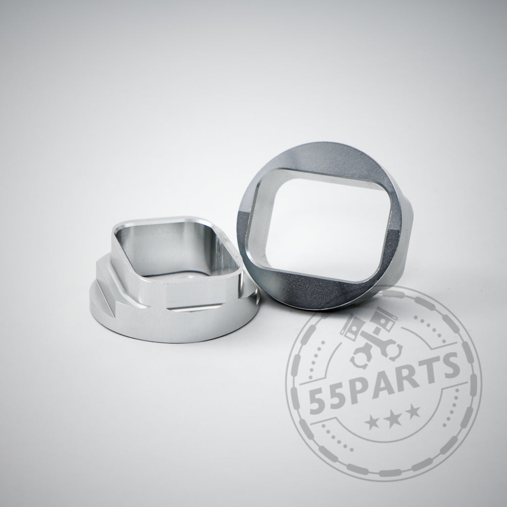 Abgebildet sind zwei silberne CNC-gefräste Motorlager-Verstärkungsringe passend für BMW F8x M2, M3, M4 (inkl. CS & Competition) mit quadratischen Öffnungen. Sie verbessern die Fahrpräzision und verstärken die Motoraufhängung.