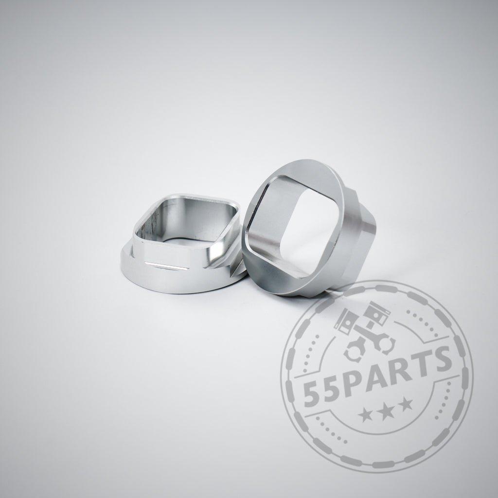 Zwei silberne CNC-gefräste Motorlager-Verstärkungsringe, konzipiert passend für BMW F8x M2, M3, M4 inkl. CS und Competition, sind auf hellgrauem Hintergrund mit sichtbarem Logo abgebildet.