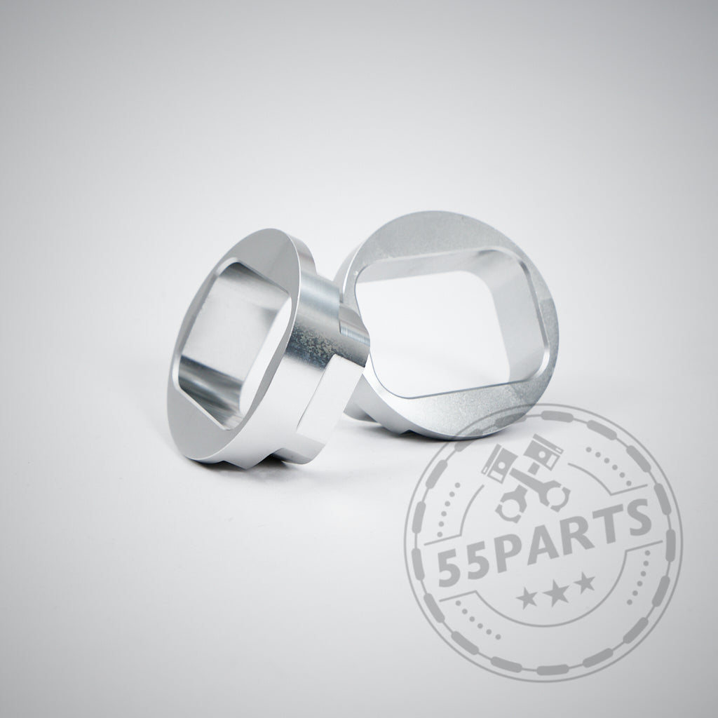 Zwei metallische, zylindrische 55Parts Motorlager Verstärkungsringe CNC gefräst passend für BMW F8x M2, M3, M4 (inkl. CS & Competition) auf weißem Grund mit 55Parts Logo; Sie verstärken das Motorlager und verbessern das Fahrverhalten.