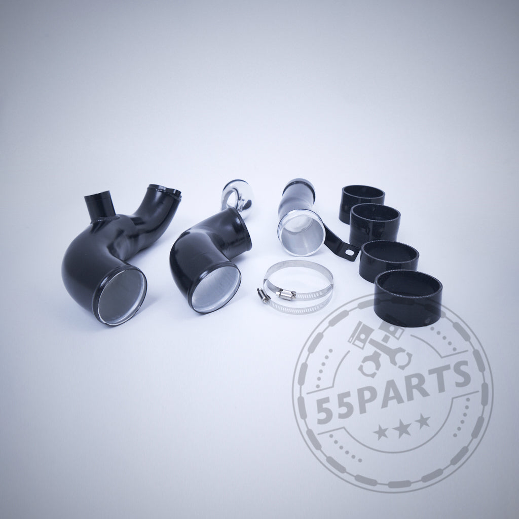 Upgrade Inlet Ansaugrohre Reinluftrohre passend für BMW M2 Competition, M3, M4 S55 – schwarze Intercooler-Pipes und Klemmen auf hellem Hintergrund, dezentes 55Parts-Logo sichtbar.