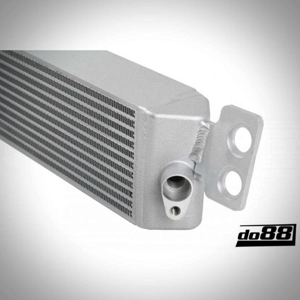 Nahaufnahme des do88 Motorölkühlers Rennsport, entwickelt für den BMW E9x M3 S65. Er zeigt sein silbernes Finish, zwei Befestigungslöcher und das do88-Logo in der Ecke.