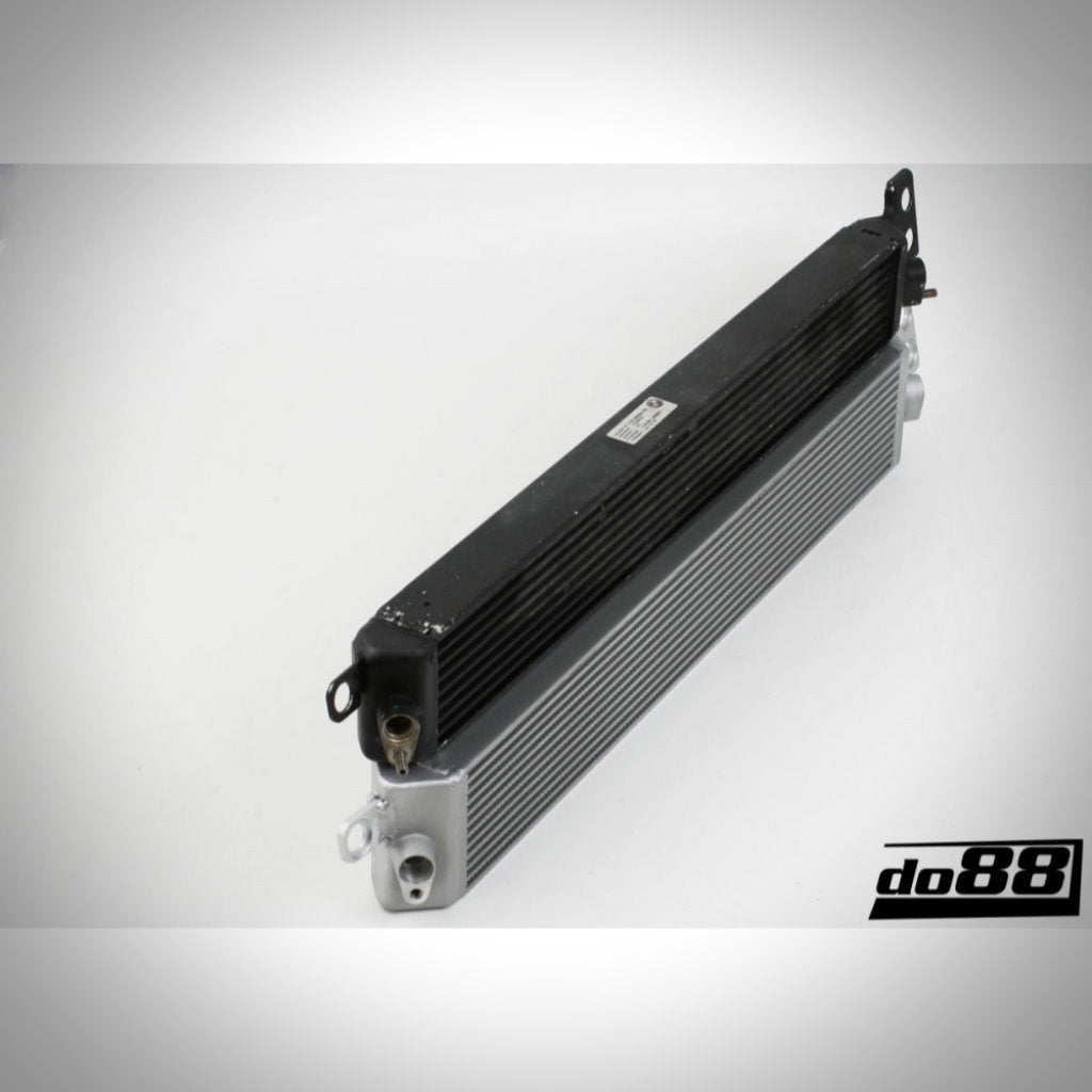 Zwei do88 Motorölkühler Rennsport passend für BMW E9x M3 S65, in Schwarz und Silber, sind auf weißem Hintergrund mit dem do88-Logo abgebildet.