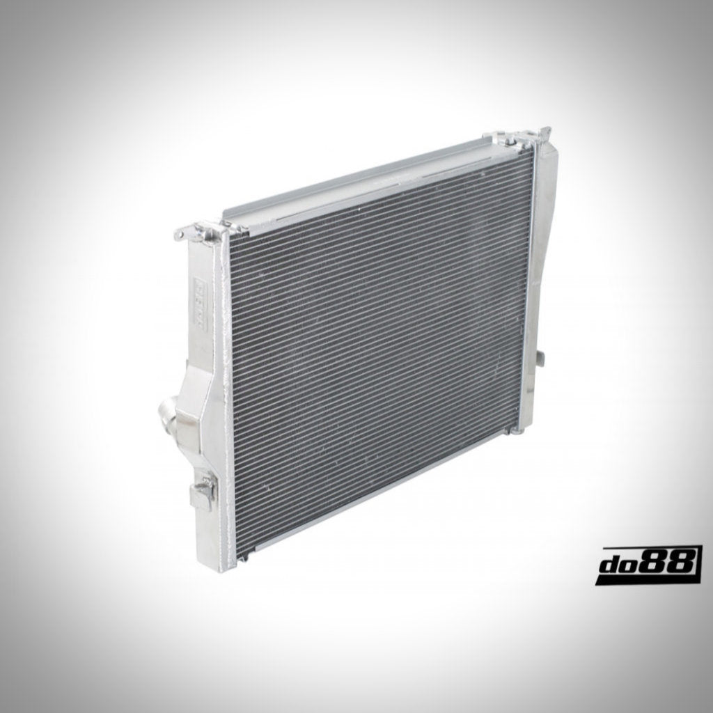 Der do88 Aluminium Wasserkühler Rennsport passend für BMW E9x M3 S65 mit horizontalen Kühlrippen, schräger Ansicht und do88 Logo unten rechts – ideal für optimierte Kühlsysteme auf der Rennstrecke.