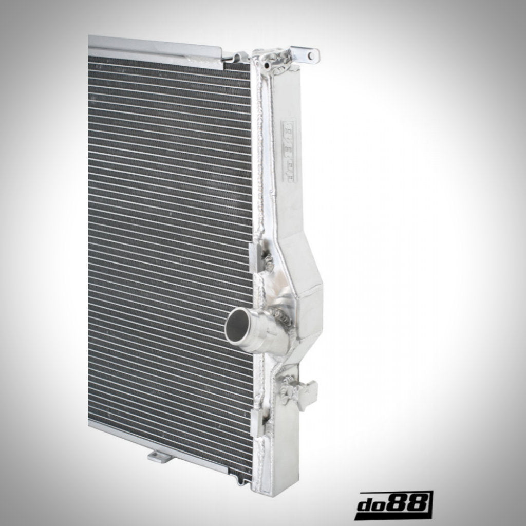 Der do88 Aluminium Wasserkühler Rennsport passend für BMW E9x M3 S65 mit großem Schlauchanschluss ist schräg auf weißem Hintergrund mit do88 Logo abgebildet – ideal für BMW Kühlsysteme und den Einsatz auf der Rennstrecke.
