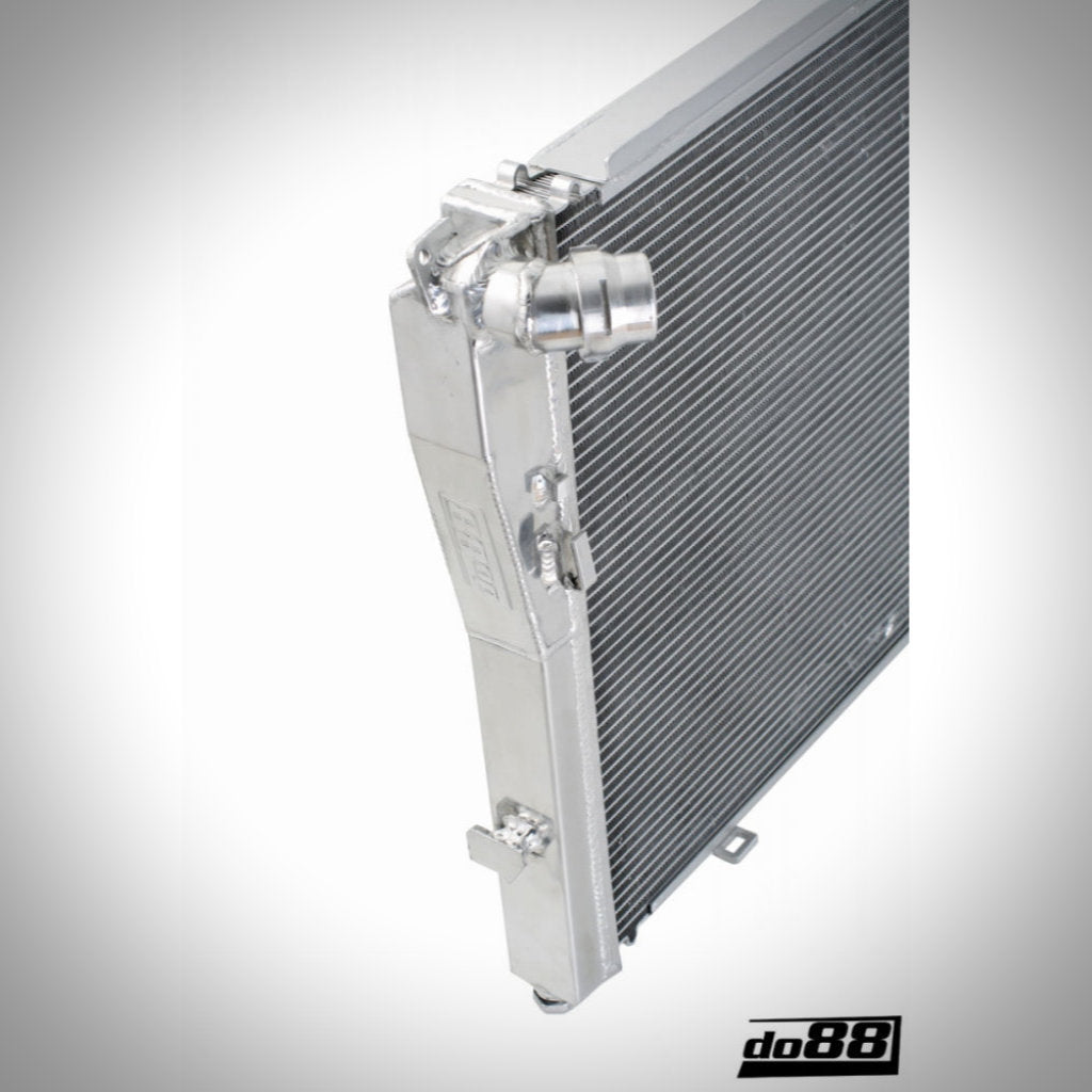 Nahaufnahme eines do88 Aluminium Wasserkühler Rennsport passend für BMW E9x M3 S65 auf weißem Hintergrund, ideal für Hochleistungskühlung auf der Rennstrecke.