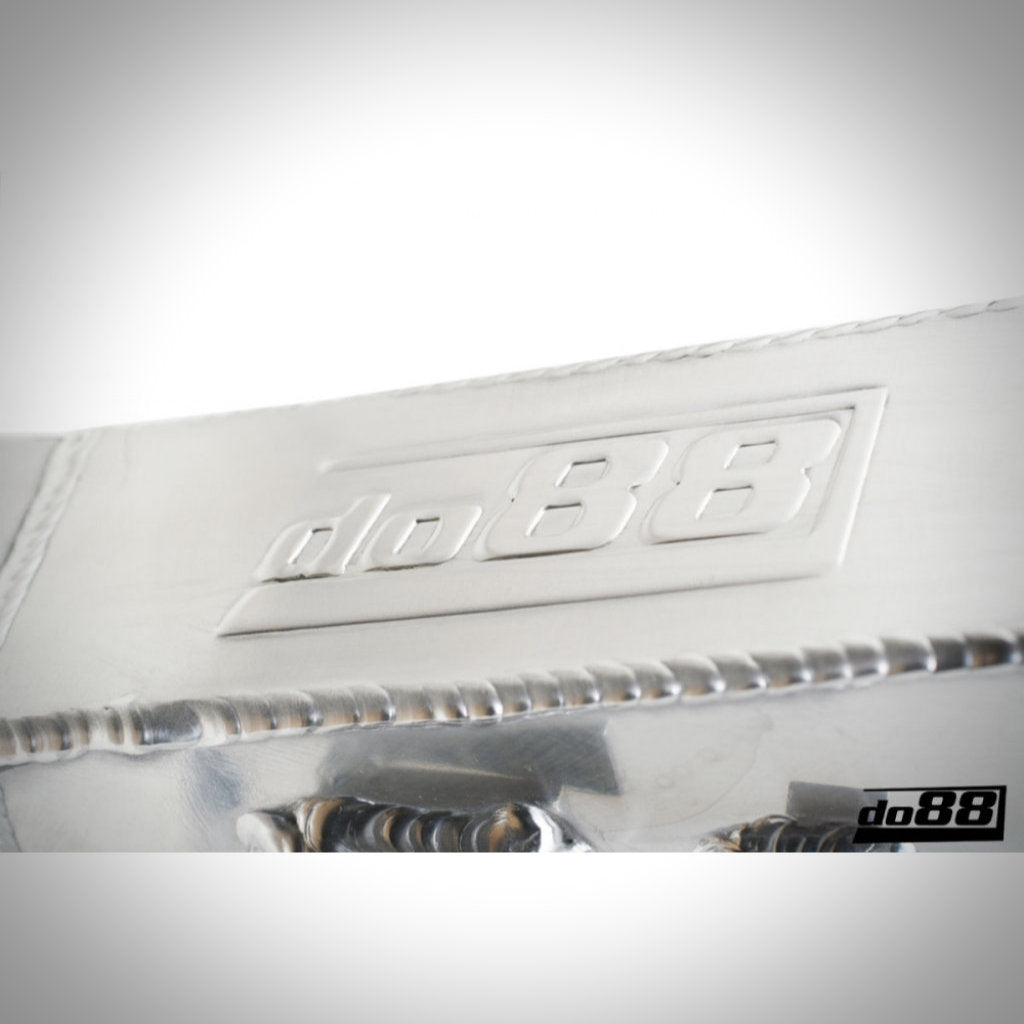 Nahaufnahme des do88 Aluminium-Wasserkühlers Rennsport mit geprägtem Logo und sichtbaren Schweißnähten, entworfen passend für BMW E9x M3 S65, auf weißem Hintergrund.