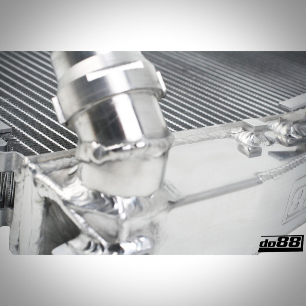 Nahaufnahme eines do88 Aluminium-Wasserkühlers Rennsport passend für BMW E9x M3 S65. Man sieht sein Metallic-Finish, die Schweißnähte und das do88-Logo in der unteren rechten Ecke.