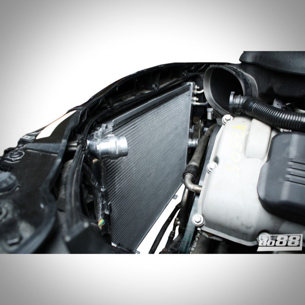 Nahaufnahme eines do88 Aluminium-Wasserkühlers Rennsport, der im Motorraum eines BMW E9x M3 S65 eingebaut ist. Hervorzuheben sind die fortschrittlichen do88-Kühlsysteme für optimale Streckenkühlung.