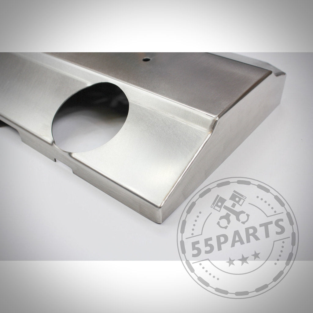 Hitzeschutzblech aus gebürstetem Metall für Ventildeckel, passend für BMW M50B25, M52B20 und B52B28, mit großem Rundloch und 55Parts Logo-Wasserzeichen unten rechts.