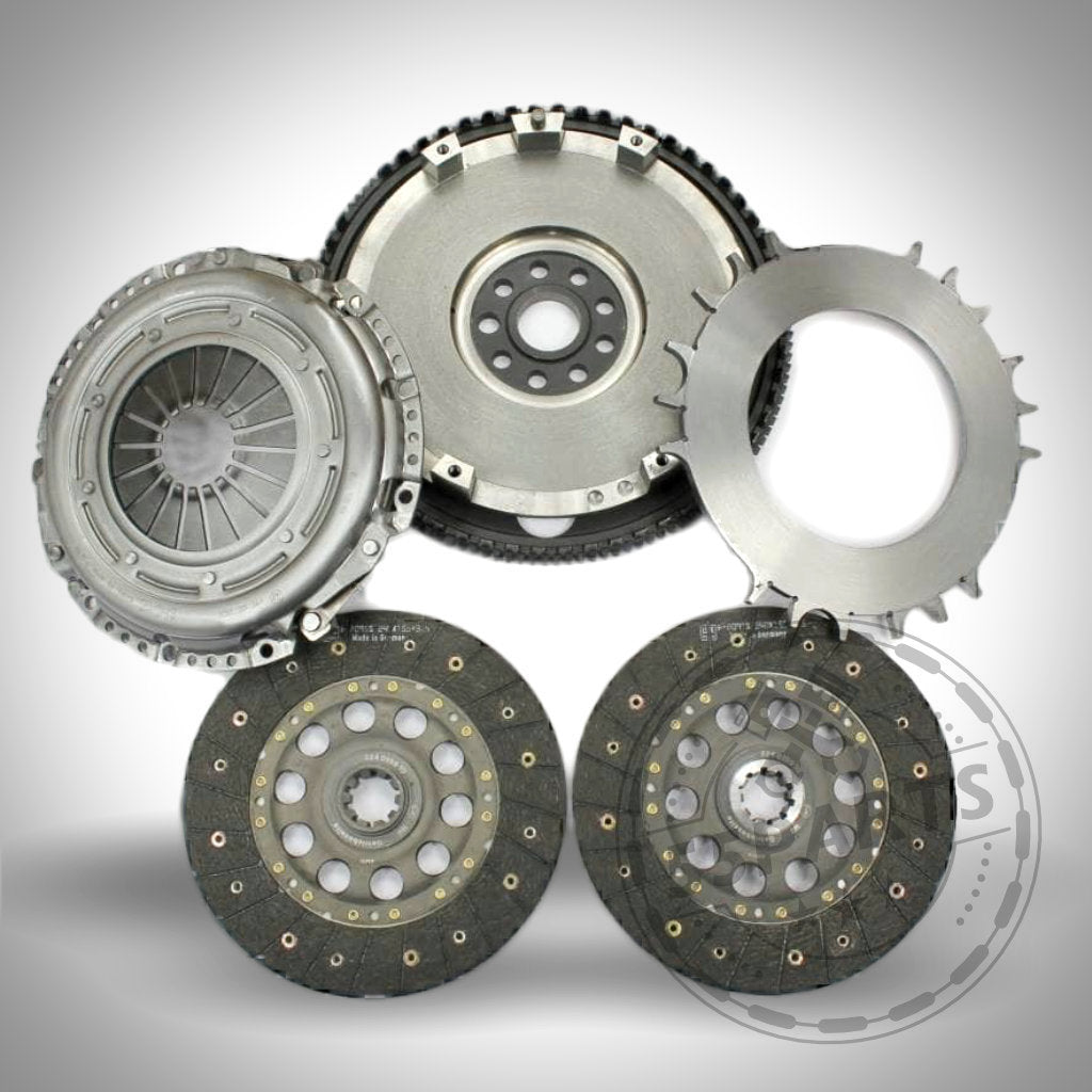 Auf weißem Hintergrund ist ein Satz 55Parts Exclusive Zweischeibenkupplung inkl. EMS-Kupplungskomponenten passend für BMW M50, M52, M54, S52 und S54 angeordnet.